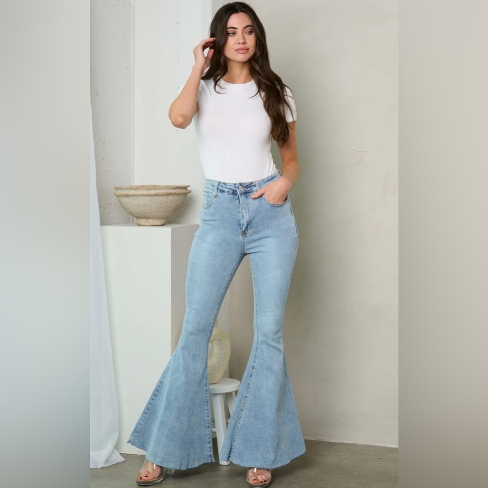 WOMEN'S HIGH RISE WASHED STRETCH BELL BOTTOMS JEANS BOUTIQUE NWT